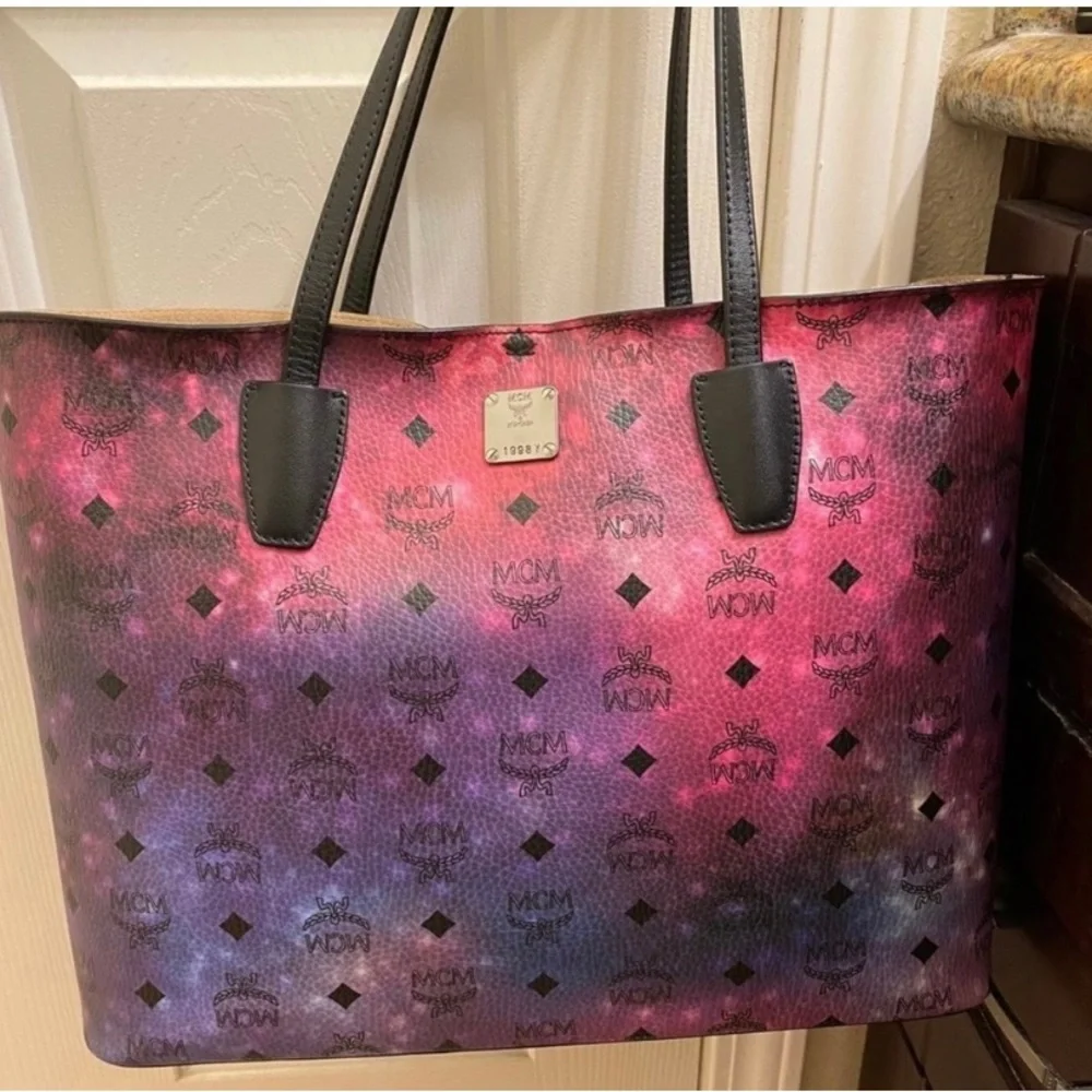 โญ๏ธ2xHOST PICKโญ๏ธ MCM Limited Edition Galaxy Coated Canvas Shopper Tote w/dust bag - Picture 2 of 6